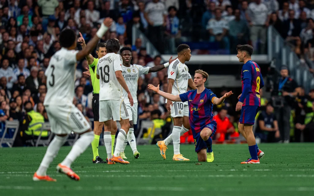 De Jong reclama una falta recibida en el Clásico del pasado fin de semana. Foto: FC Barcelona.