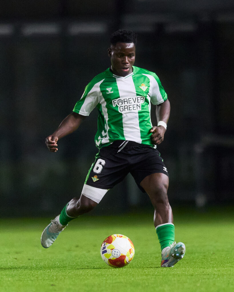 Mawuli Mensah dando un pase