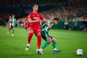 Cucho Hernández defiende la posesión de un balón ante un jugador de CA Osasuna esta temporada en La Cartuja. Foto: Fran Santiago/Getty Images.